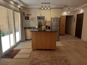 Frigorífico, microondas, horno y placa de cocina