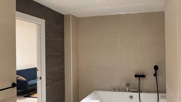 Een bubbelbad, een haardroger, handdoeken, zeep