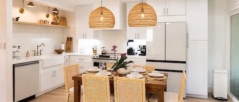 Refrigerador, microondas, horno, placa de cocina
