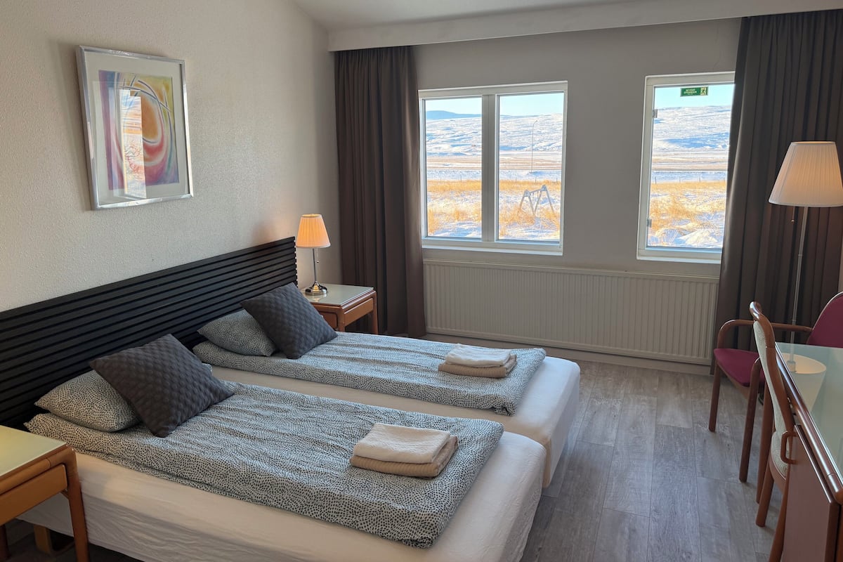Comfort Twin Room, Mountain View | Laptop workspace, free WiFi
