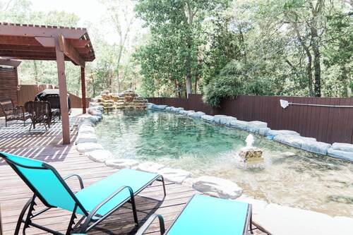 Enjoy our 5-bedroom, peaceful, wooded retreat in College Station