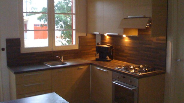 Una cocina compacta con ventana, cafetera y estufa.