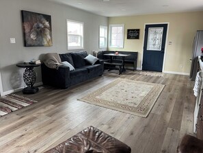 Smart TV - Charming 3-bedroom 2-bath house in Lakeside with WiFi and AC (Lakeside)