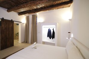 Classic Double Room (S. Teresella) | Pillowtop beds, free WiFi, bed sheets - Ai 13 Gradoni di Chiaia (Naples)