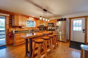 Fridge, microwave, oven, stovetop - Dells Woodland Retreat | Family & Pet Friendly (Wisconsin Dells)