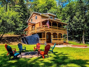 Property grounds - Dells Woodland Retreat | Family & Pet Friendly (Wisconsin Dells)