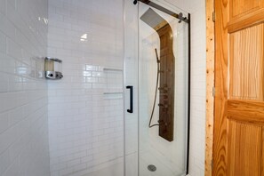 Douche, séchoir à cheveux, serviettes fournies