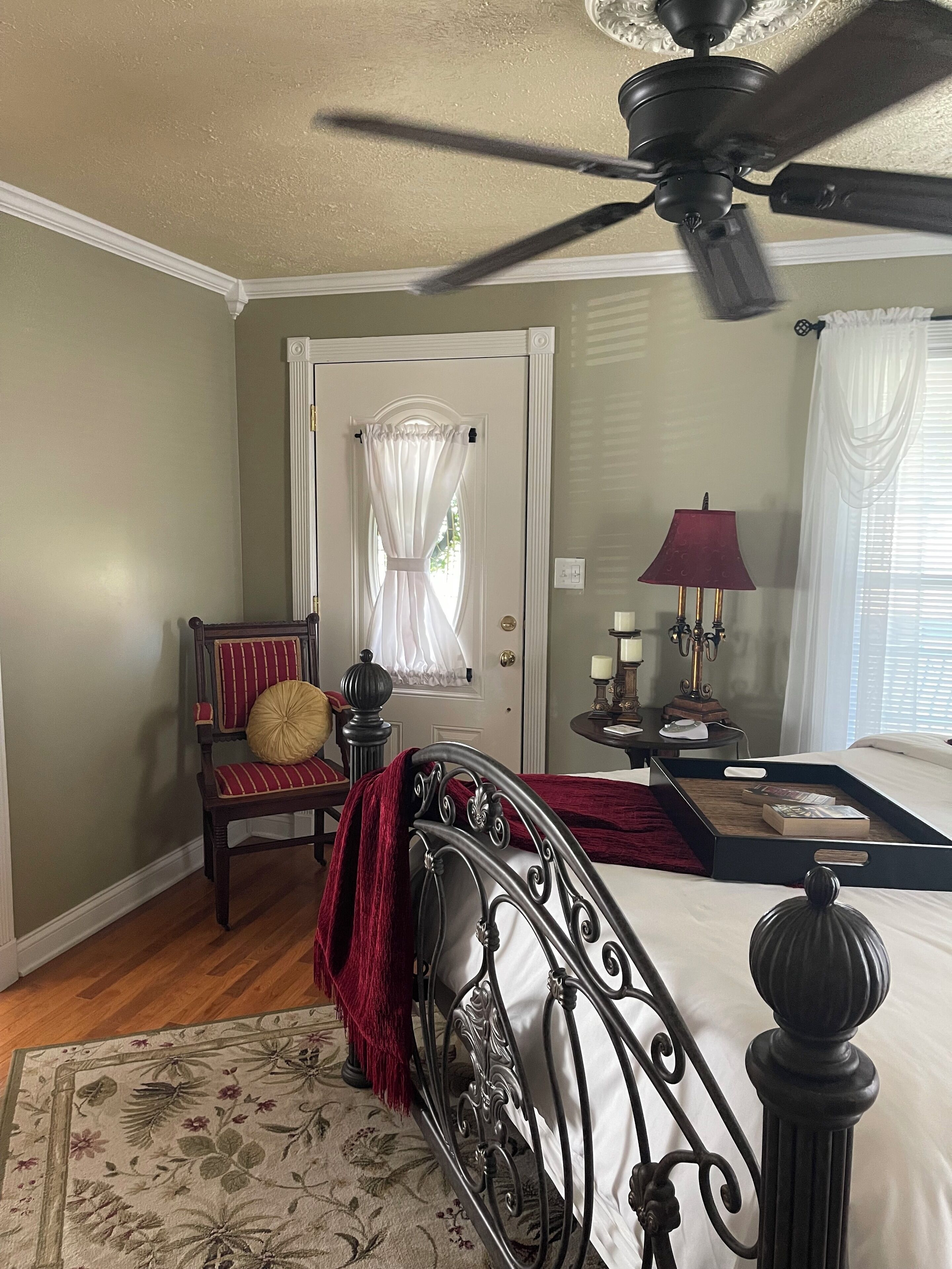 3 habitaciones, tabla de planchar con plancha, wifi y ropa de cama 