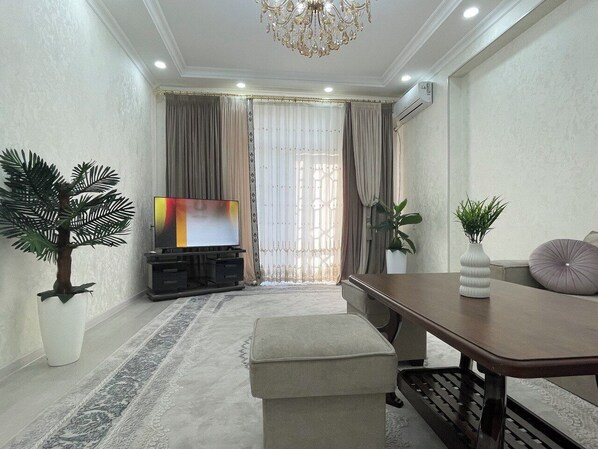 Familienapartment, Stadtblick | Wohnbereich | 43-Zoll-LCD-Fernseher mit Digitalempfang