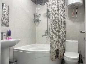 Familieleilighet, byutsikt | Bad | Toalettartikler (inkludert), hårføner, håndklær og såpe