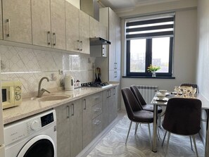 Familieleilighet, byutsikt | Eget kjøkken | Kjøleskap, mikrobølgeovn, kokeplater og vannkoker