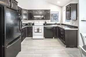 Réfrigérateur, micro-ondes, four, plaque de cuisson