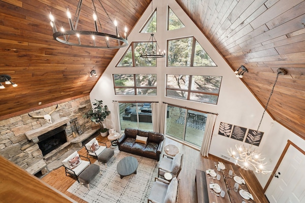 Grand living room, perfect for entertaining!