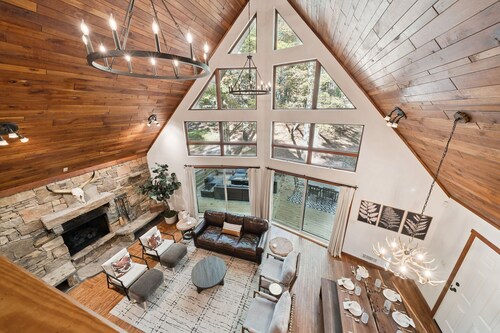 Black Fern A-Frame: Golf Sim, Ski, Hike, Sleeps 20, 2 Large Gamerooms, Hot Tub