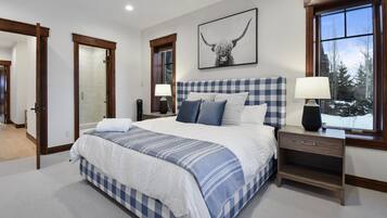 6 soverom, skrivebord, strykejern/-brett og reiseseng for barn