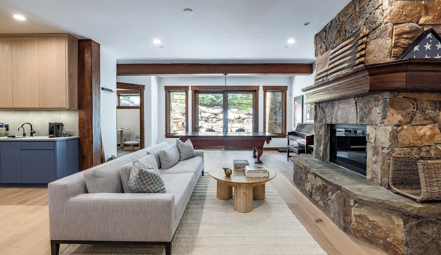 電視、壁爐、DVD 播放機、乒乓球設施