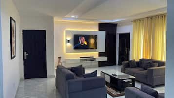 Deluxe-Apartment, Balkon, Stadtblick | Wohnbereich