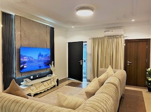 Deluxe Apartment, Balcony, City View | Ruang tamu