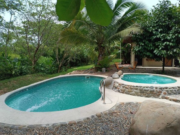 2 つの屋外プール、サンラウンジャー