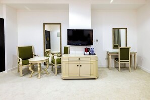 In-room safe, desk, blackout curtains, iron/ironing board - Crown Park Hotel (Dubai)