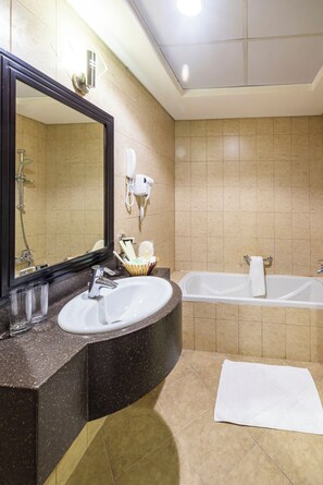 Dreibettzimmer, Stadtblick | Badezimmer | Badewanne und Dusche (separat), Haartrockner, Hausschuhe, Handtücher