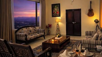 Chambre Familiale, vue montagne | Coin séjour | Télévision à écran plat, jouets, écrans d'ordinateur, imprimantes