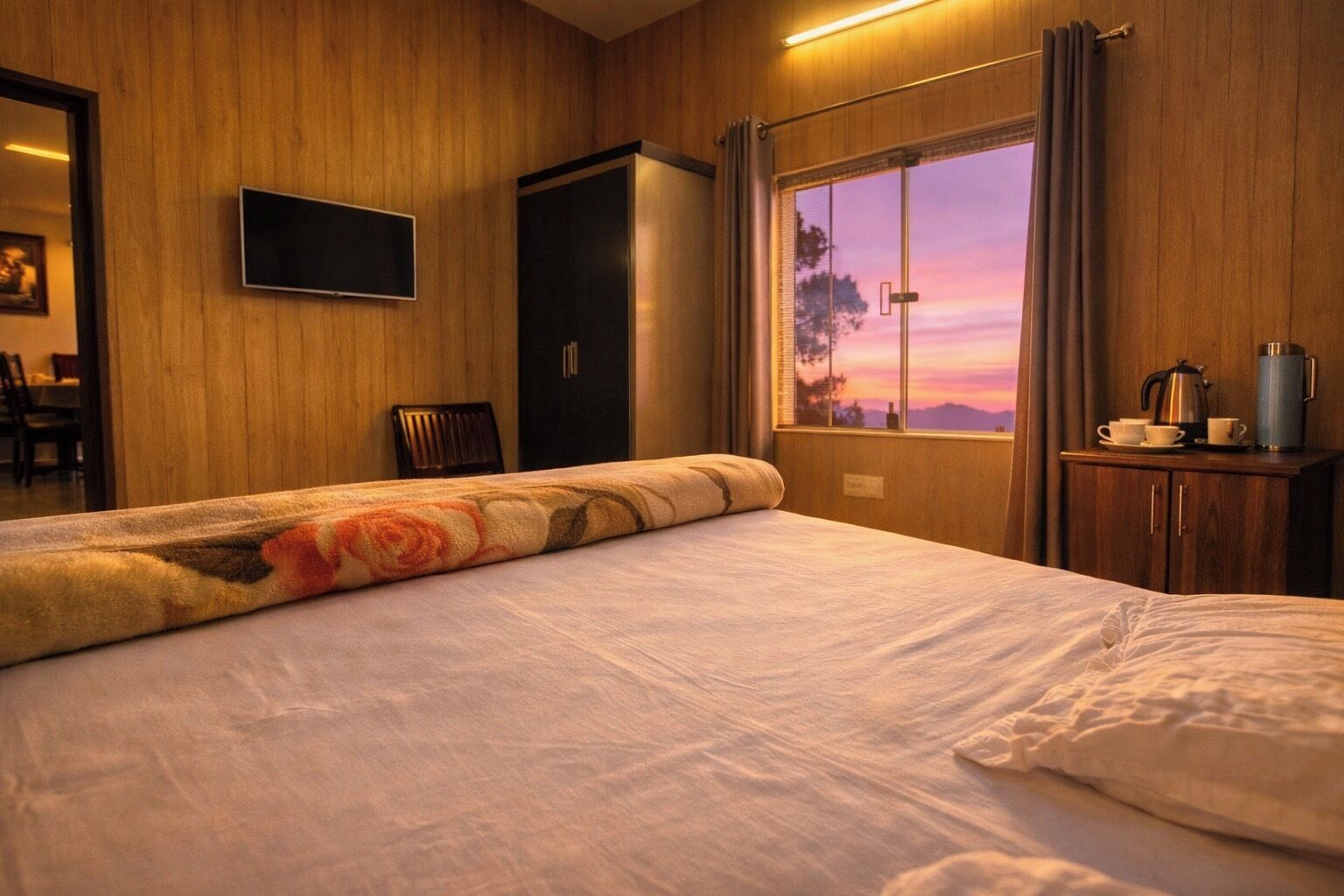 Family Room, Mountain View | Individually decorated, individually furnished, laptop workspace