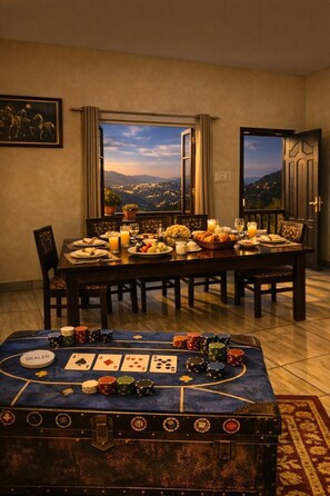 Familiekamer, uitzicht op bergen | Woonruimte | Flatscreentelevisie, speelgoed, een computerscherm en een printer