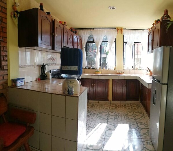 Frigorífico, horno, placa de cocina y licuadora
