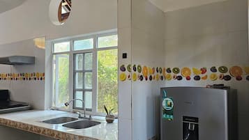 Maison Familiale, vue jardin | Cuisine privée | Réfrigérateur, micro-ondes, plaque de cuisson