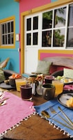 Una mesa de comedor dispuesta con diversos platos, bebidas y cubiertos, mostrando una preparación para una comida.