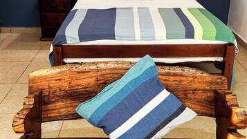 Caja de seguridad en la habitación y escritorio