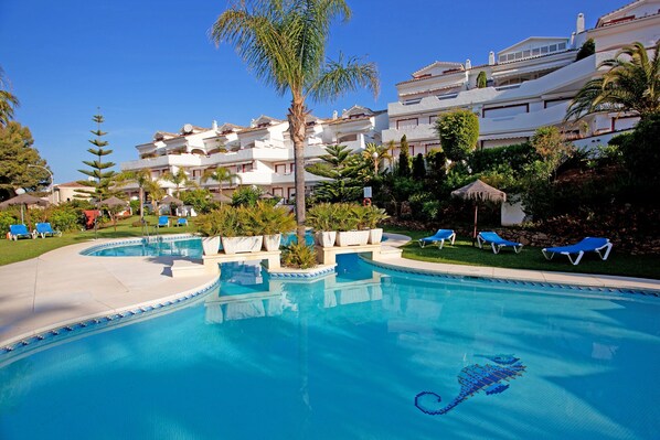 Una piscina al aire libre