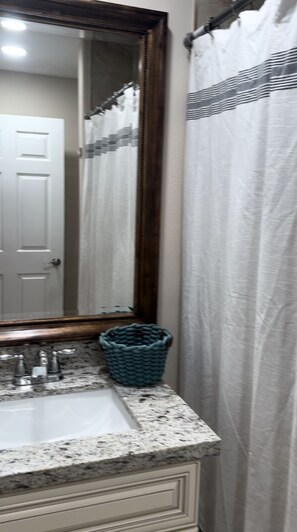 Dusch, handdukar, tvål och schampo