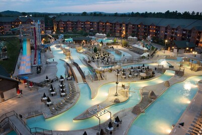 Wisconsin Dells | Waterpark Thrills | Pools & Slides | 2BR Suite