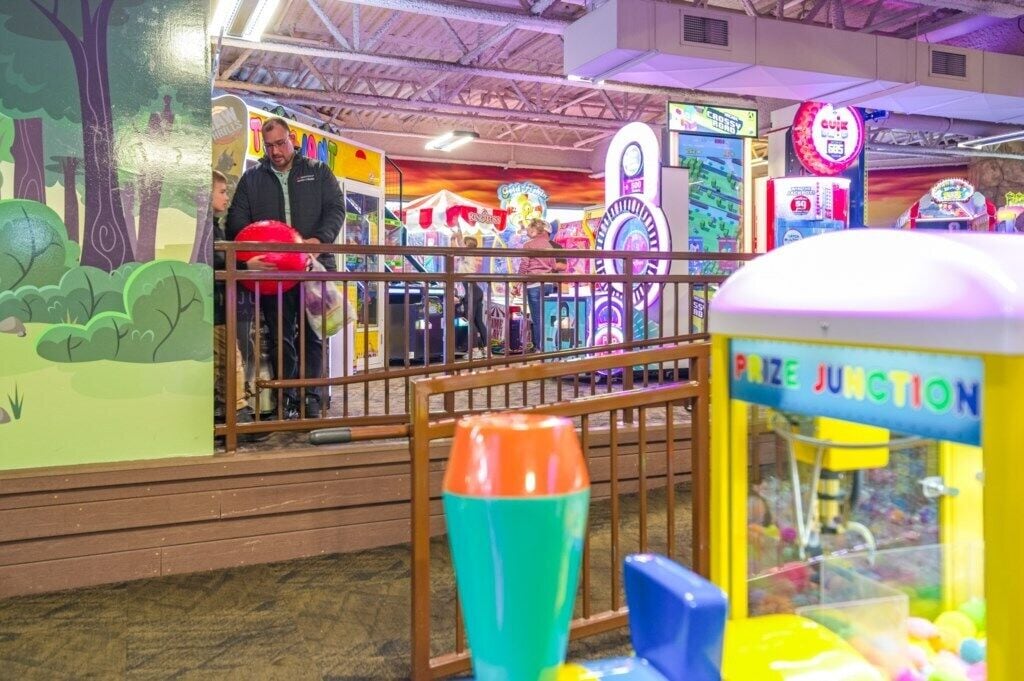 Une salle de jeux intérieure proposant divers jeux et une machine à gagner des prix.