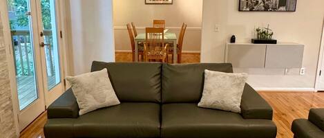 Smart-tv, eldstad och böcker