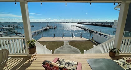Big Waterfront House on the Bay! Amazing Views, Swim Deck, Walk to Beach!