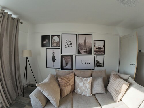 Family friendly luxury Wimbledon 2 bedroom apartment, off the broadway!