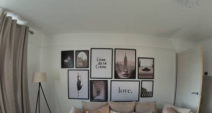 Family friendly luxury Wimbledon 2 bedroom apartment, off the broadway!