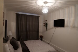 2 habitaciones, tabla de planchar con plancha, wifi y ropa de cama 