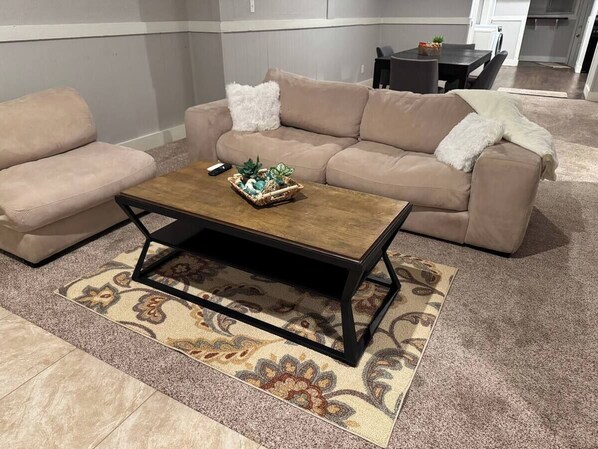 Smart TV, books - The Amazing 4 Bed 2 Bath of Independence (Independence)