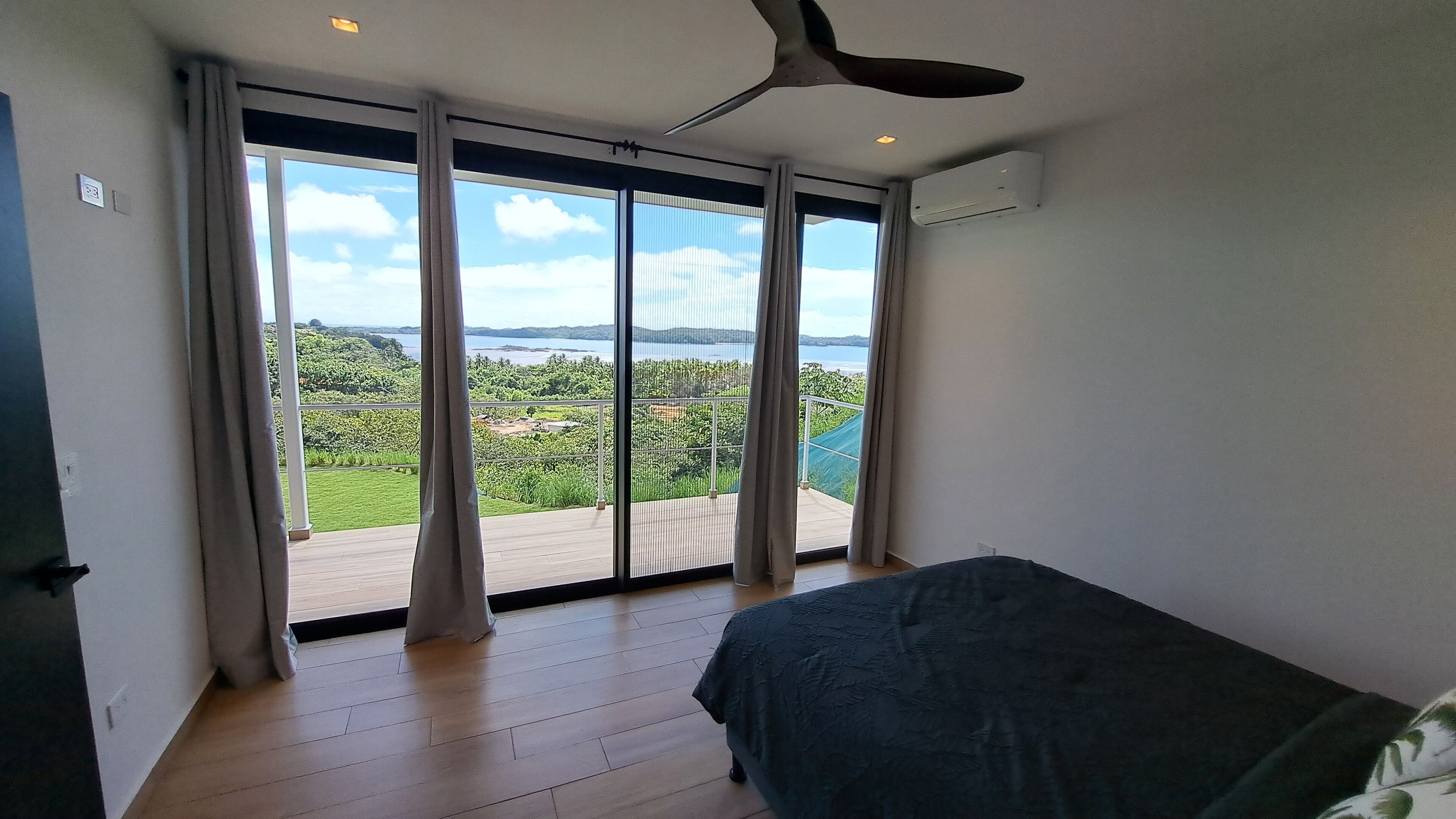 3 bedrooms, iron/ironing board, WiFi (free), bed sheets