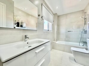 Haartrockner, Handtücher, Seife, Toilettenpapier