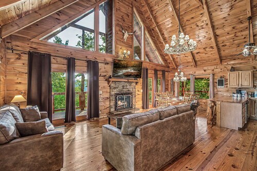 Mountaintop Cabin w/ AWESOME fall views ~ 20 min to GSMNP ~ Hot Tub ~ Game Room