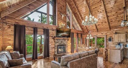 Mountaintop Cabin w/ AWESOME fall views ~ 20 min to GSMNP ~ Hot Tub ~ Game Room