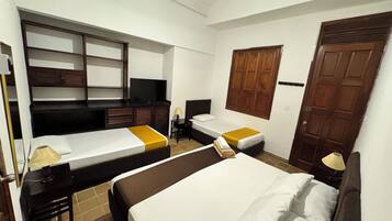 Classic Quadruple Room | Desk, laptop workspace, iron/ironing board, free WiFi