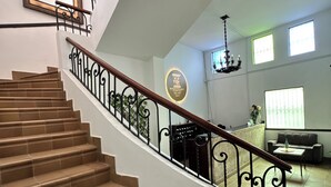 A staircase with a handrail and a sign above it. - Boulevard del Rio Hotel (Cali)