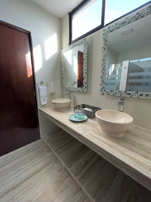 Dusche, Handtücher, Seife, Toilettenpapier