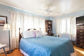 4 bedrooms, desk, iron/ironing board, WiFi